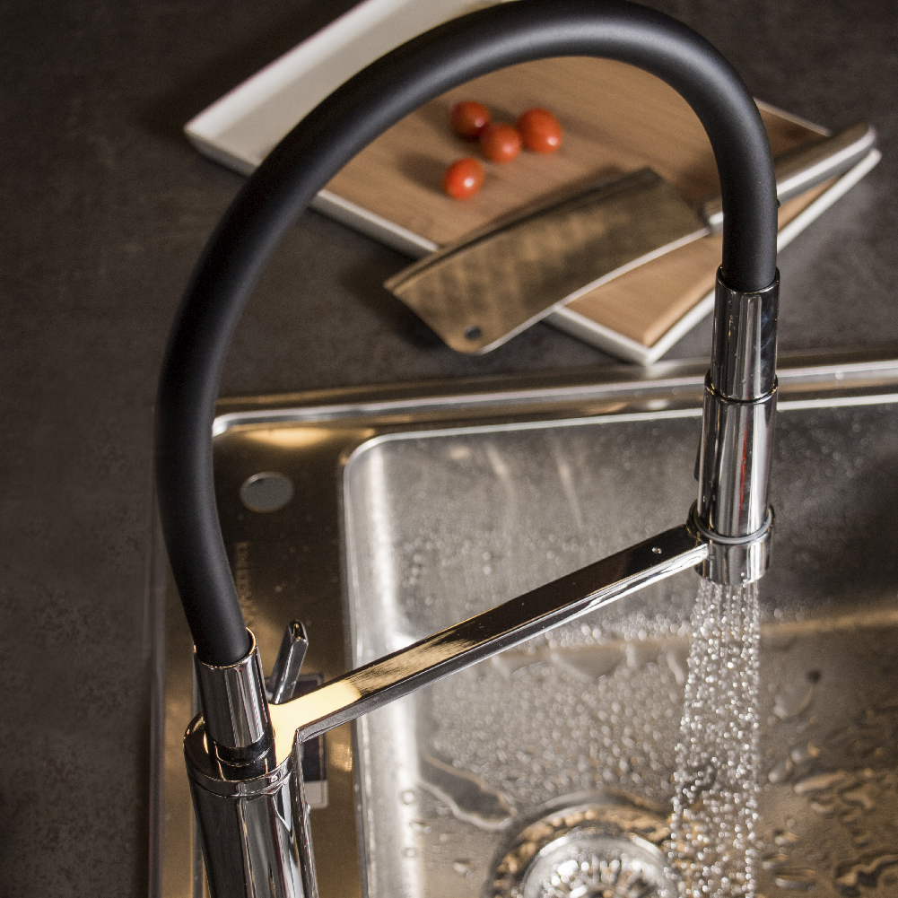 GRIFERÍA MONOCOMANDO KITCHEN PRO COCINA MESADA FLEXIBLE CON ROCIADOR EXTRAIBLE NEGRA PIAZZA [10317NE]